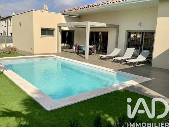 Maison contemporaine avec jardin et terrasse