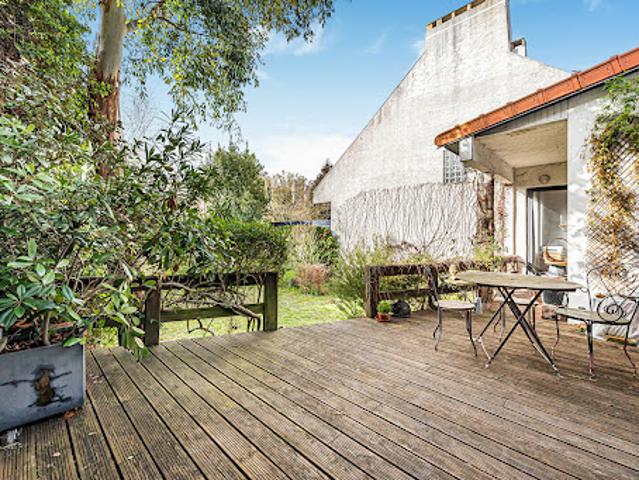 Maison contemporaine avec jardin et terrasse