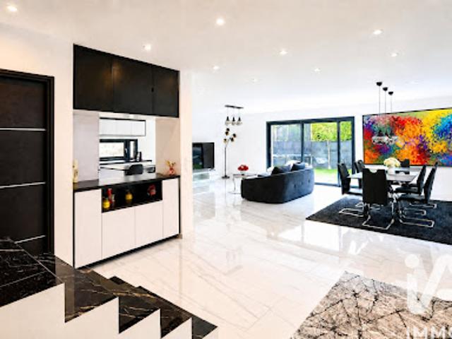 Maison contemporaine avec jardin et terrasse