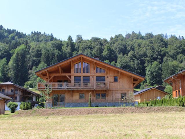 Maison contemporaine avec jardin et terrasse