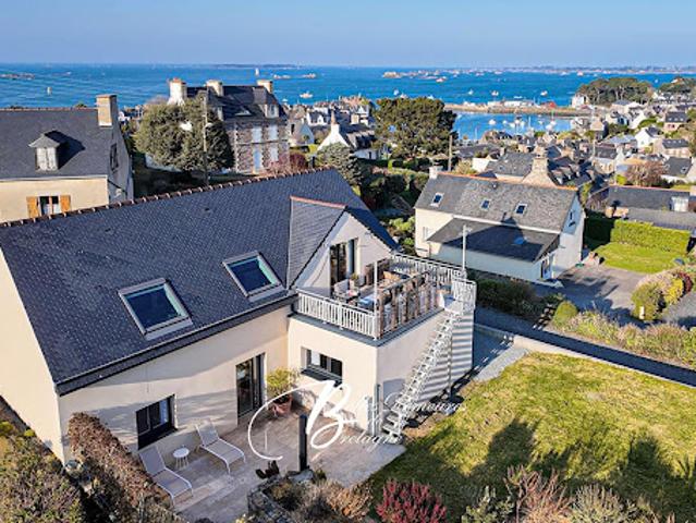 Maison contemporaine avec jardin et terrasse