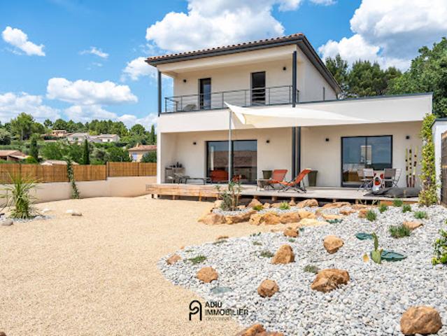 Maison contemporaine avec jardin et terrasse