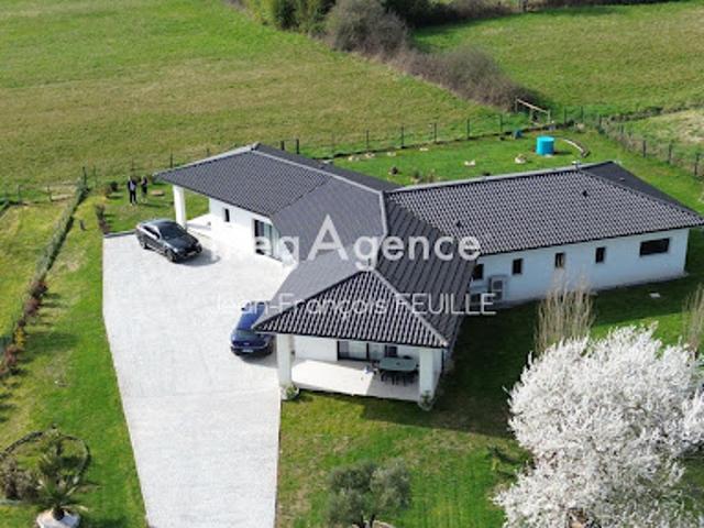 Maison contemporaine avec jardin et terrasse