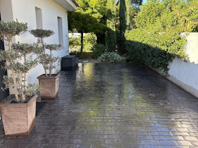 Maison contemporaine avec jardin et terrasse