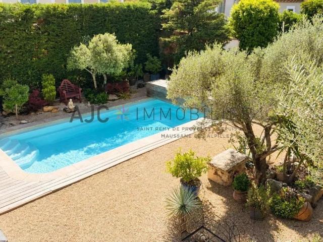 Maison récente avec piscine dans un secteur recherché des 164m² Saint Rémy de Provence