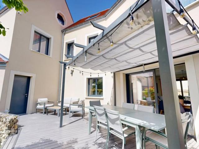Maison contemporaine avec jardin, sous sol et garage