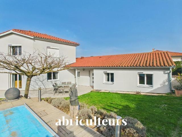Maison contemporaine avec piscine – 194 m² – Échalas 69700 194m² Echalas