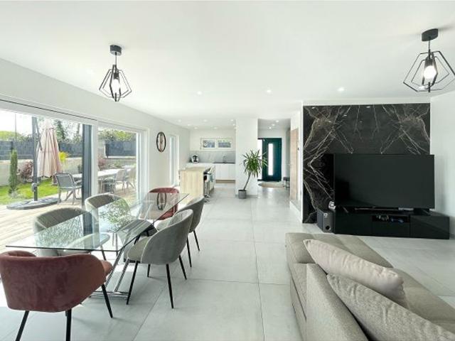 MAISON CONTEMPORAINE AVEC PISCINE