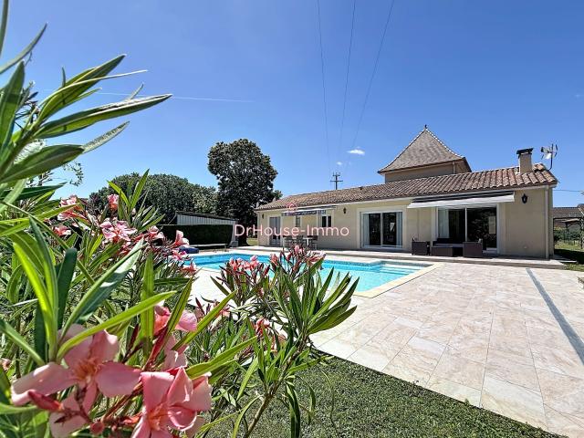 Maison contemporaine avec Piscine, Garage et carport pour camping car
