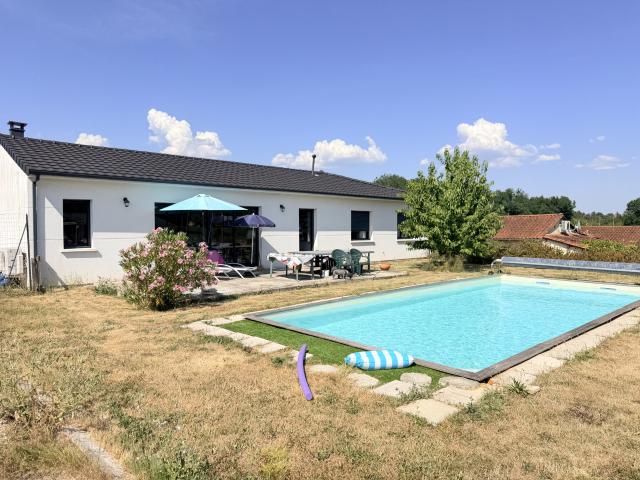 Maison contemporaine avec piscine, garage et deux studios