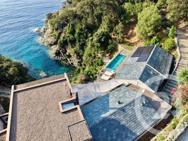 Maison contemporaine avec piscine en bord de mer