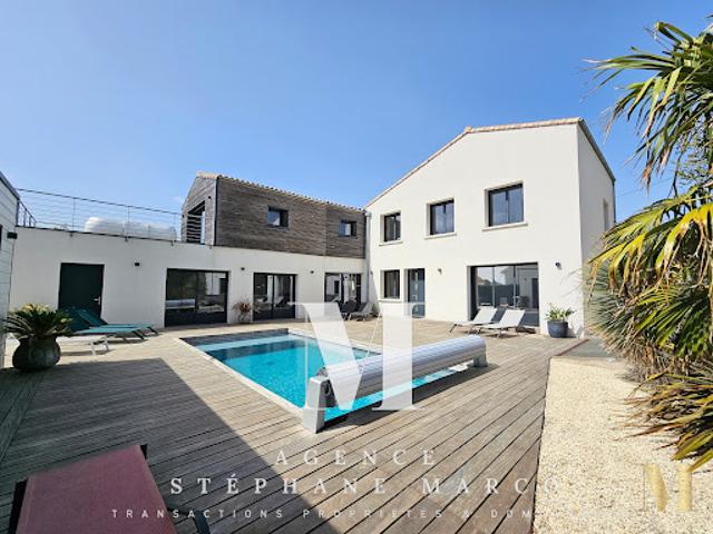 Maison contemporaine avec piscine en bord de mer