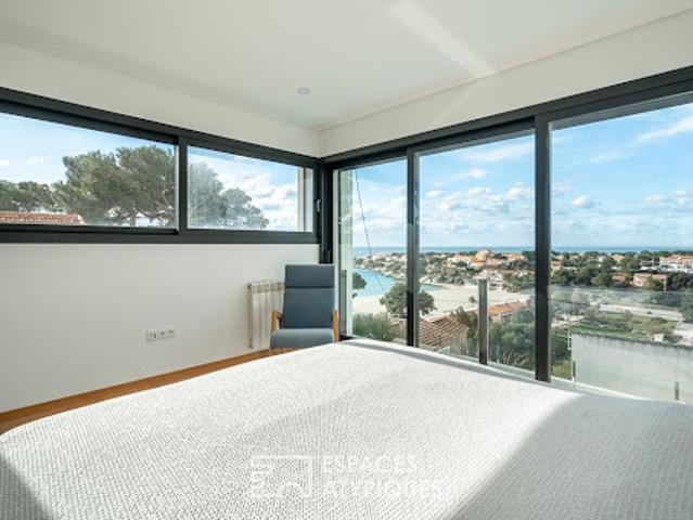 Maison contemporaine avec piscine en bord de mer