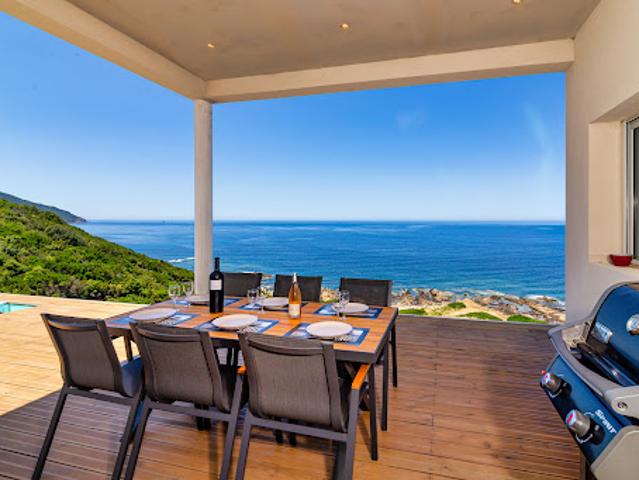 Maison contemporaine avec piscine en bord de mer