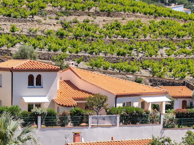 Maison contemporaine avec piscine en bord de mer