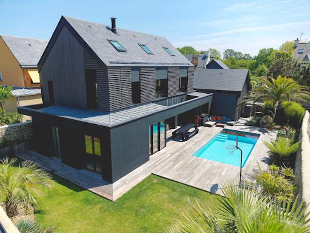 Maison contemporaine avec piscine en bord de mer