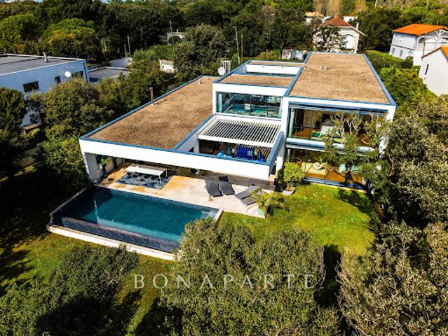 Maison contemporaine avec piscine en bord de mer