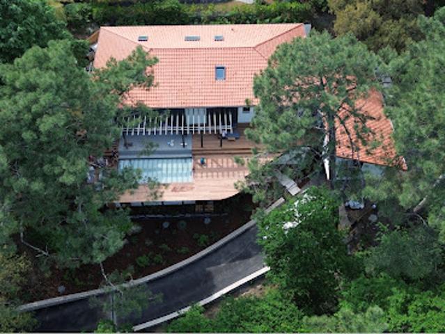 Maison contemporaine avec piscine en bord de mer