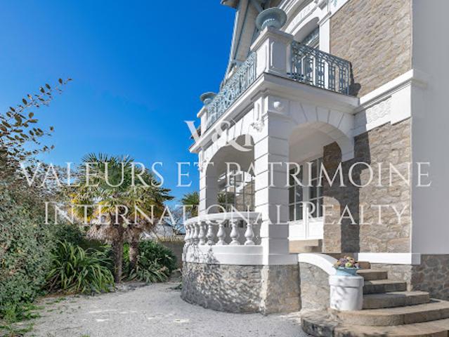 Maison avec piscine en bord de mer
