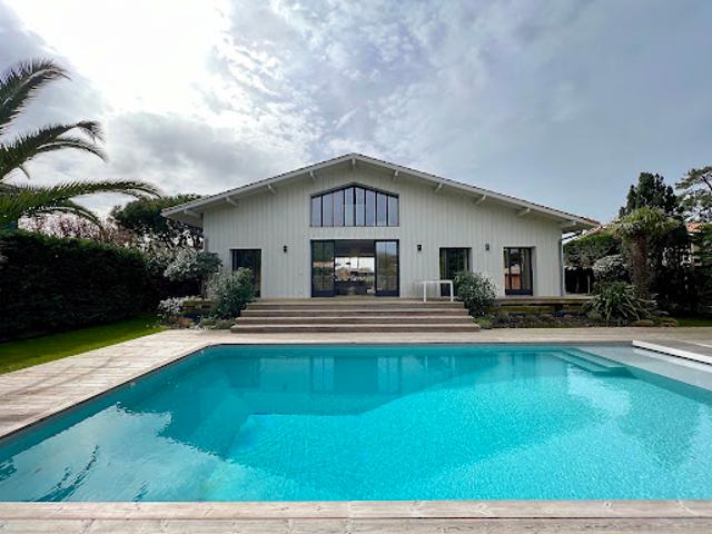 Maison contemporaine avec piscine en bord de mer