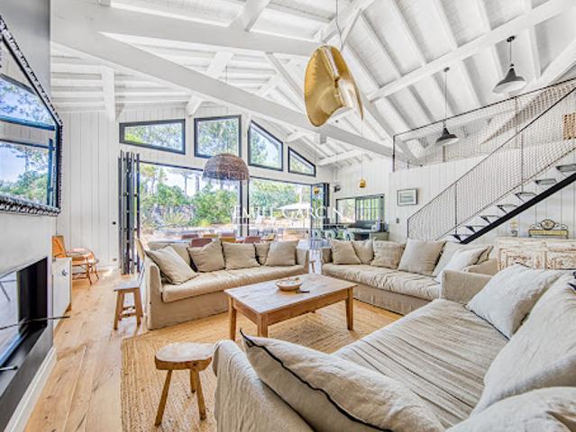 Maison contemporaine avec piscine en bord de mer