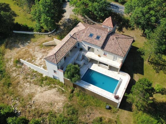 Maison Contemporaine Avec Piscine Et Garage Sur 5499 M² De T. 146m² Mauroux