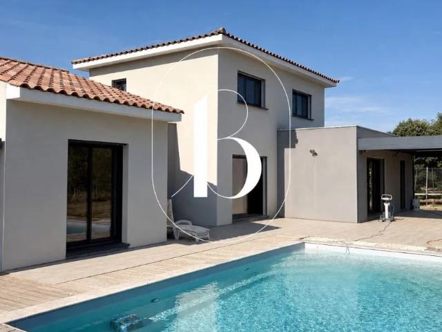 Maison contemporaine avec piscine et garage