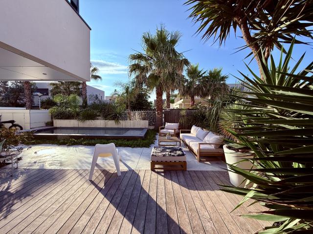Maison contemporaine avec piscine et garage