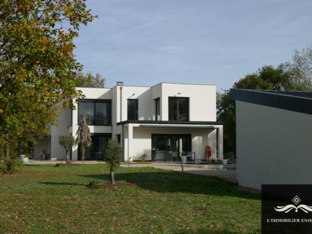 Maison contemporaine avec piscine et grand terrain 220 m2 ha