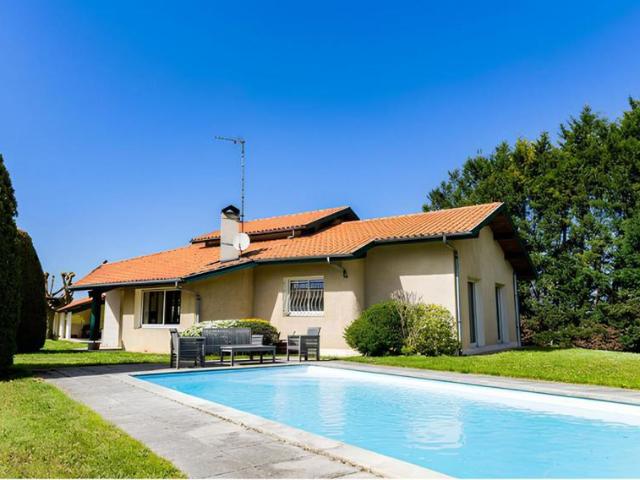 Maison Contemporaine avec Piscine et double garage