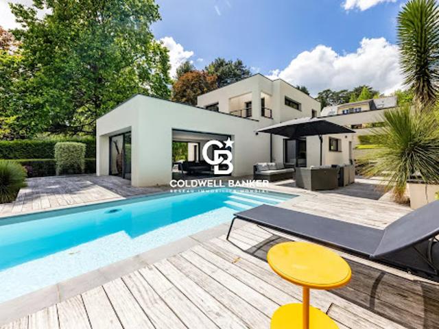Maison contemporaine avec piscine et jardin