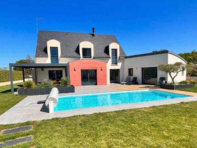 Maison contemporaine avec piscine et jardin