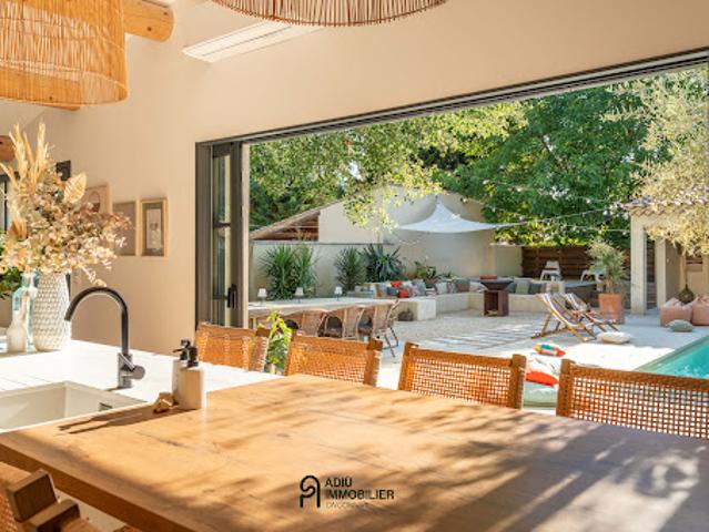 Maison contemporaine avec piscine et jardin