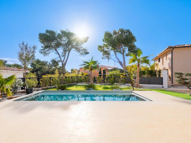 Maison contemporaine avec piscine et jardin