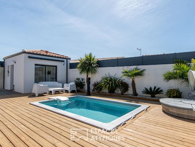 Maison contemporaine avec piscine et jardin