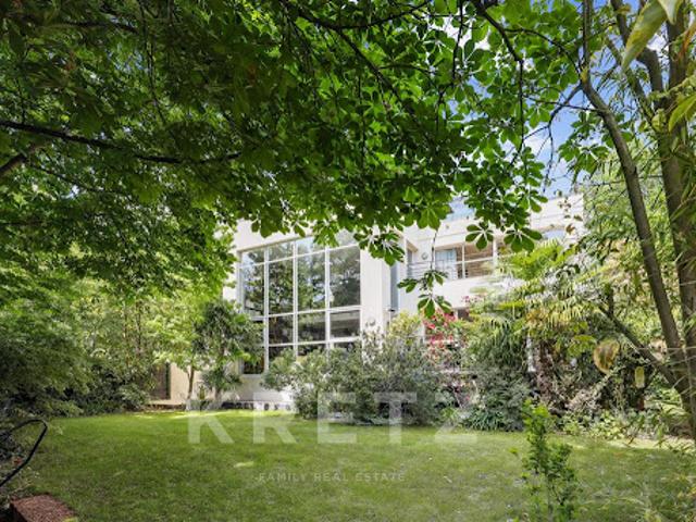 Maison contemporaine avec piscine et jardin