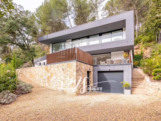 Maison contemporaine avec piscine et jardin