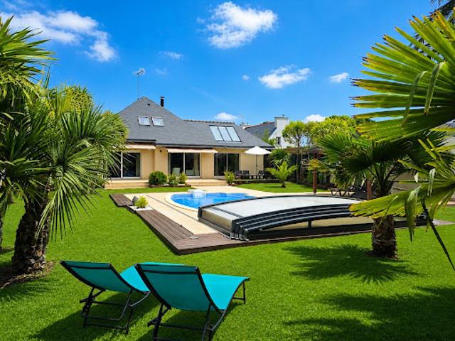 Maison contemporaine avec piscine et jardin