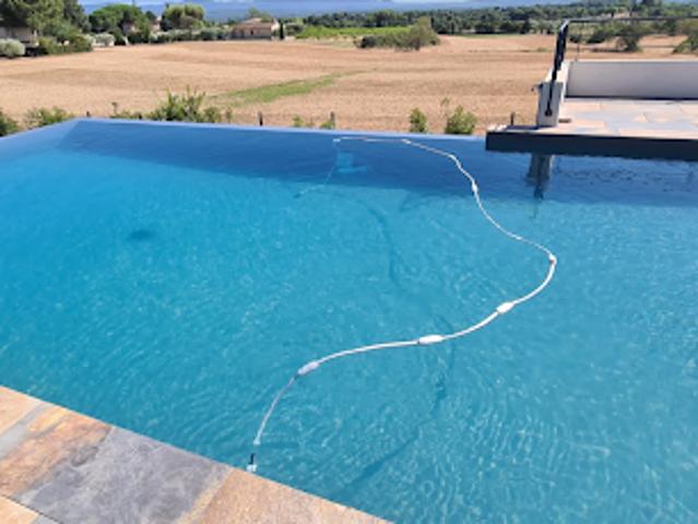 Maison contemporaine avec piscine et jardin