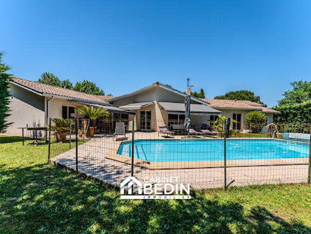 Maison contemporaine avec piscine et jardin