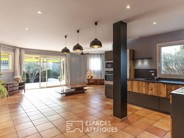 Maison contemporaine avec piscine et jardin