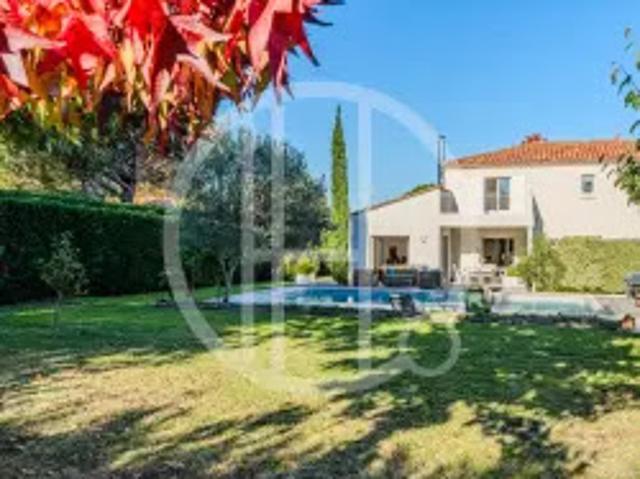 Maison contemporaine avec piscine et jardin