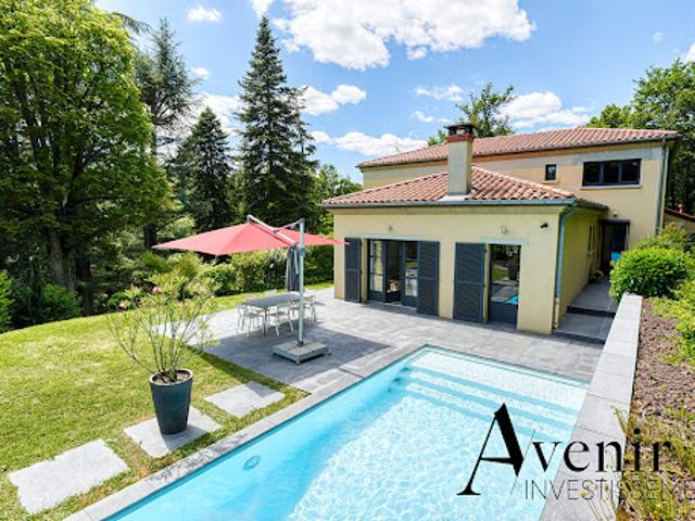 Maison contemporaine avec piscine et jardin