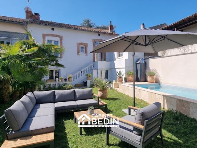 Maison contemporaine avec piscine et jardin