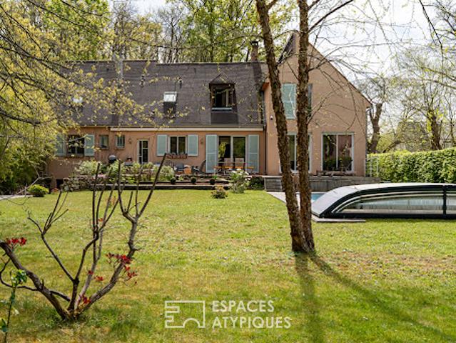 Maison contemporaine avec piscine et jardin
