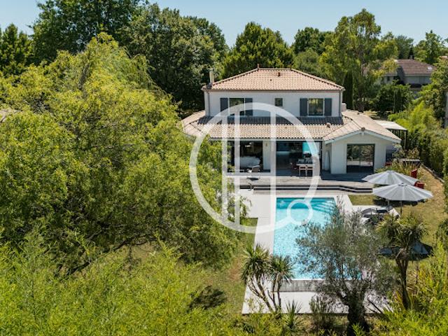 Maison contemporaine avec piscine et jardin