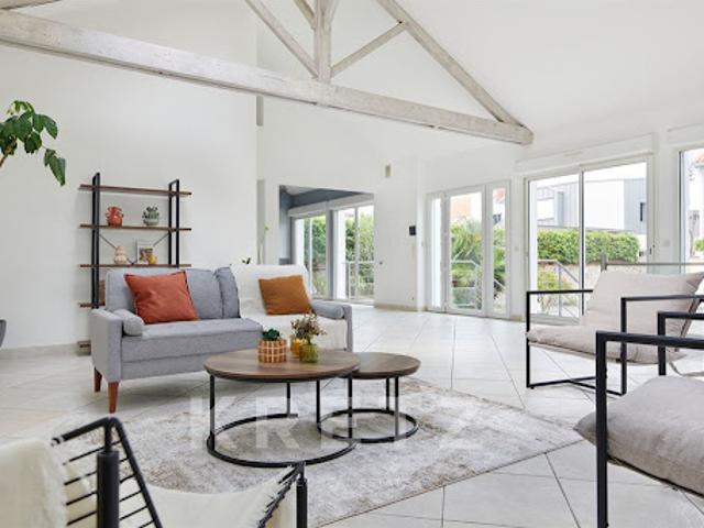 Maison contemporaine avec piscine et jardin