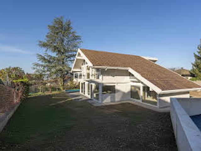 Maison Contemporaine avec Piscine et Jardin