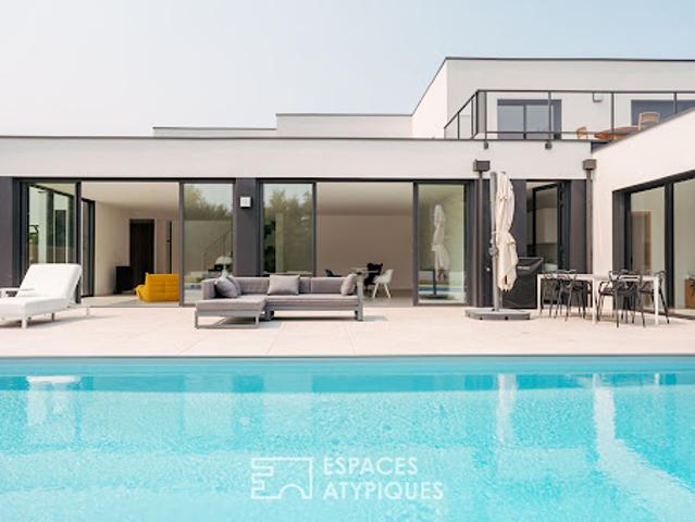 Maison contemporaine avec piscine et jardin