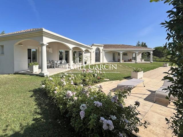 Maison contemporaine avec piscine et jardin